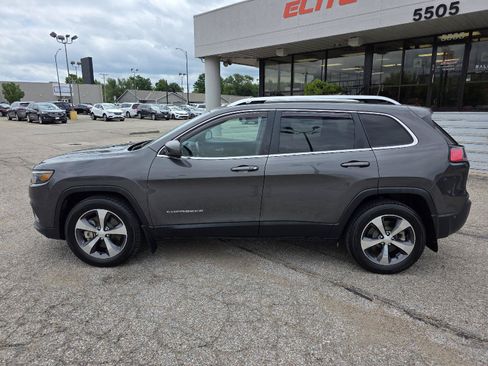 Used 2019 Jeep Cherokee Limited w/ Luxury Group AWD/4WD image 8