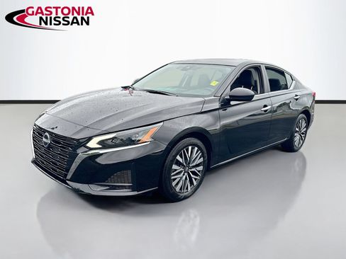 Used 2025 Nissan Altima 2.5 SV FWD image 3