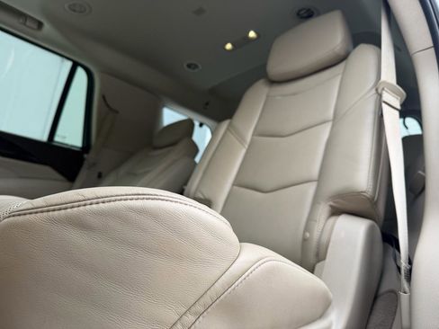 Used 2016 Cadillac Escalade Luxury image 10