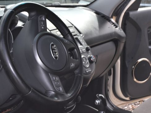 Used 2013 Kia Soul + FWD image 25