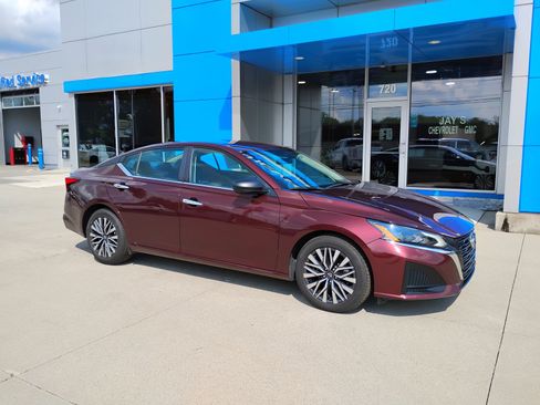 Used 2025 Nissan Altima 2.5 SV FWD image 4