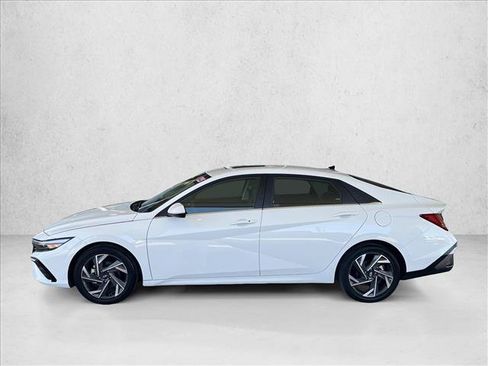 Used 2025 Hyundai Elantra SEL FWD image 2