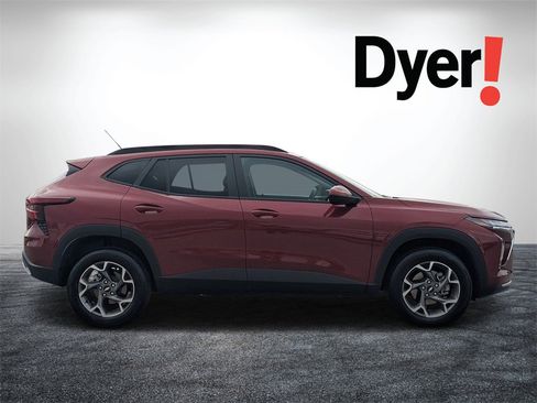 Certified 2025 Chevrolet Trax LT image 2