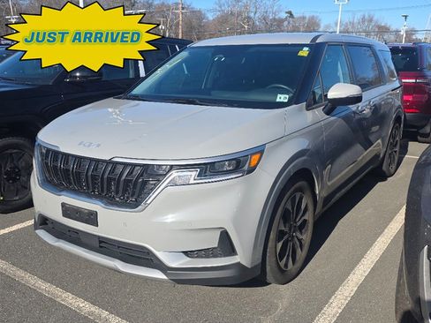 Used 2024 Kia Carnival EX image 1