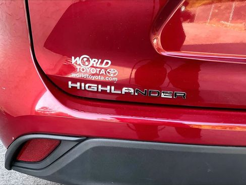 Certified 2025 Toyota Highlander LE FWD image 10