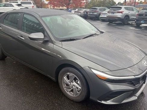 Certified 2025 Hyundai Elantra SE image 9