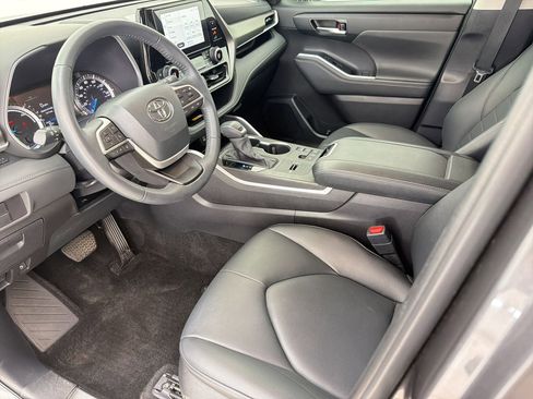 Used 2024 Toyota Highlander XLE FWD image 22