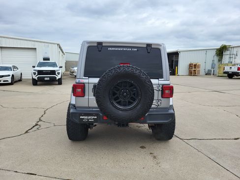 Used 2019 Jeep Wrangler Unlimited Sahara image 6