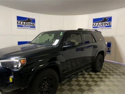 Used 2019 Toyota 4Runner SR5 w/ Phone Cable & Charge Package image 6