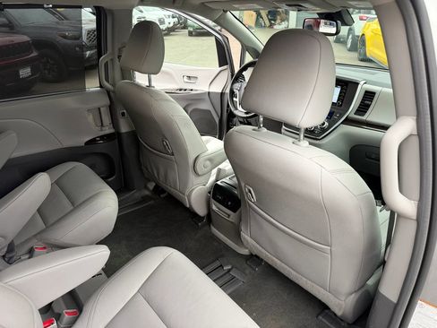 Used 2018 Toyota Sienna XLE w/ XLE Navigation Package image 18