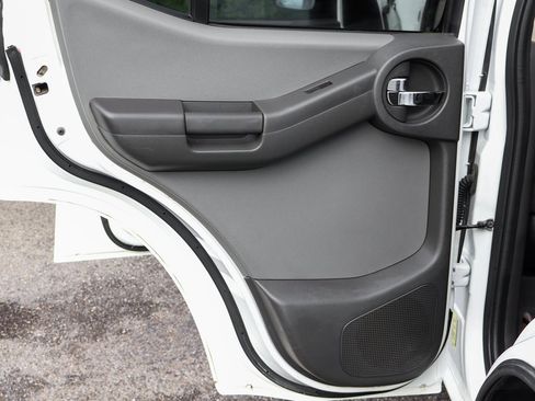 Used 2015 Nissan Xterra X image 29