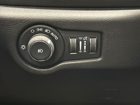 Used 2025 Chrysler Pacifica Limited FWD image 38