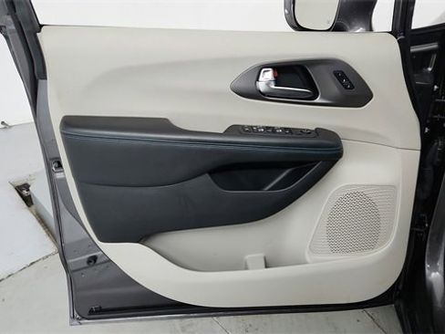 Used 2021 Chrysler Pacifica Touring-L w/ Uconnect Theater Family Group image 11