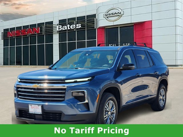 Used 2025 Chevrolet Traverse LT w/ Driver Confidence Package FWD image 2