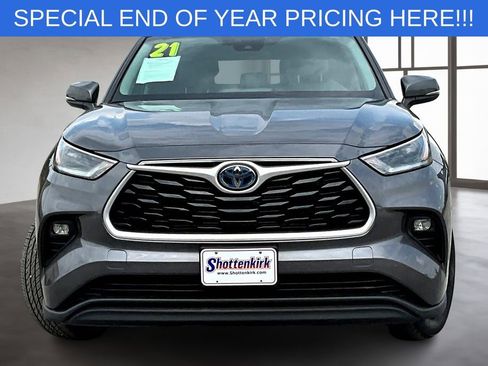 Used 2021 Toyota Highlander LE image 2