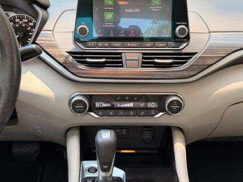 Used 2020 Nissan Altima 2.0 Platinum FWD image 18