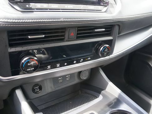 Used 2024 Nissan Rogue SV FWD image 27