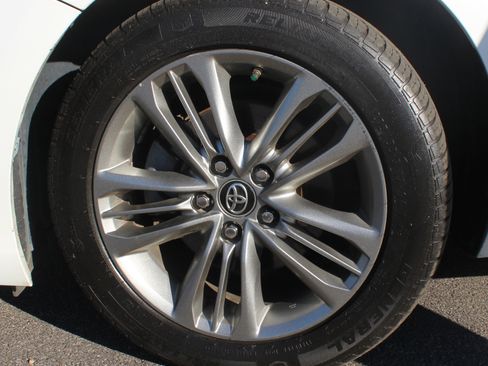 Used 2017 Toyota Camry SE w/ Moonroof Package image 18