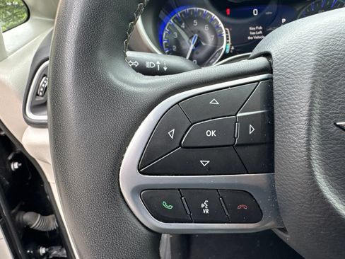 Used 2023 Chrysler Pacifica Touring-L FWD image 15