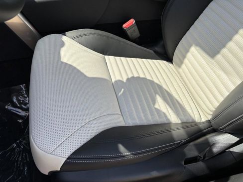 Certified 2025 Land Rover Discovery Dynamic SE image 43