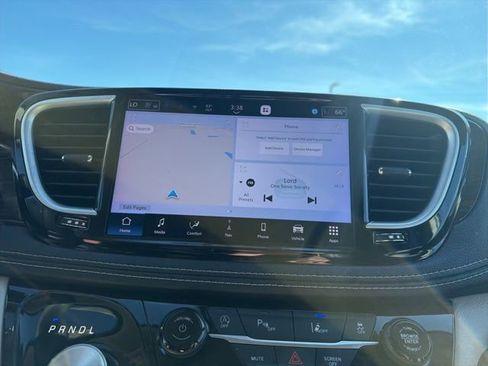 Used 2023 Chrysler Pacifica Limited image 29