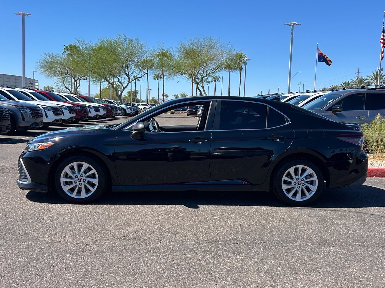 Used 2022 Toyota Camry LE w/ Carpet Mat Package (TMS) FWD image 3