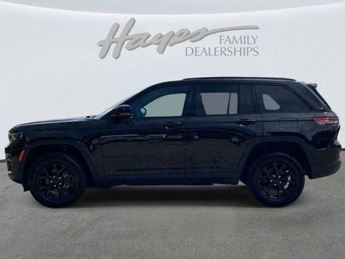Used 2025 Jeep Grand Cherokee Altitude RWD image 8