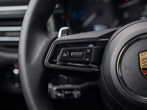 Certified 2026 Porsche Macan AWD/4WD image 7