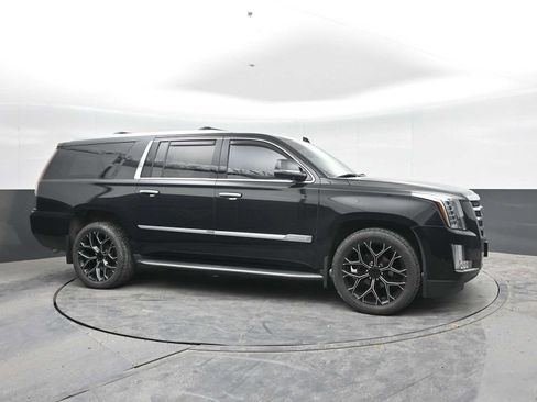 Used 2018 Cadillac Escalade ESV Luxury AWD/4WD image 8