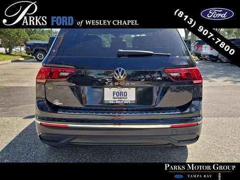 Used 2023 Volkswagen Tiguan SE w/ Panoramic Sunroof Package image 5