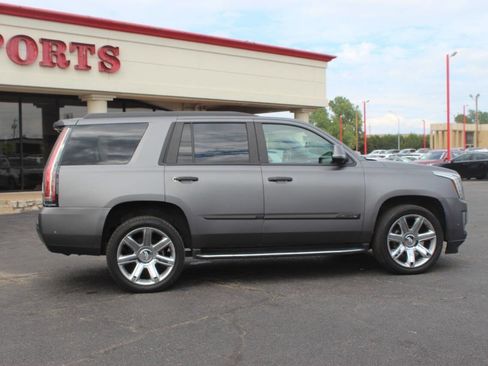 Used 2017 Cadillac Escalade Luxury image 3