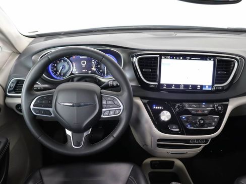 Used 2024 Chrysler Pacifica Touring-L FWD image 11