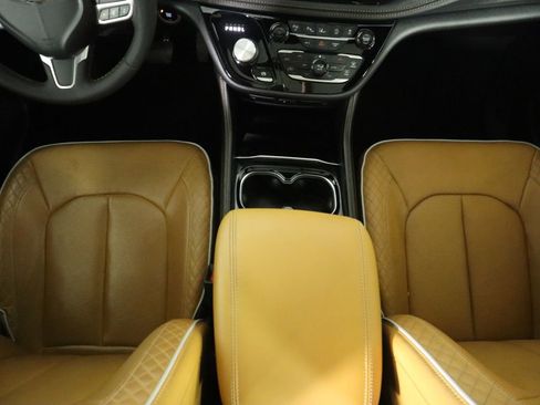 Used 2022 Chrysler Pacifica Pinnacle image 16