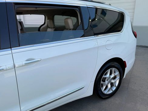 Used 2017 Chrysler Pacifica Touring-L Plus image 15
