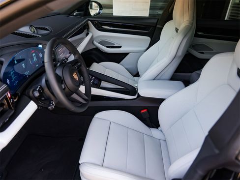 New 2025 Porsche Macan 4 Electric image 17