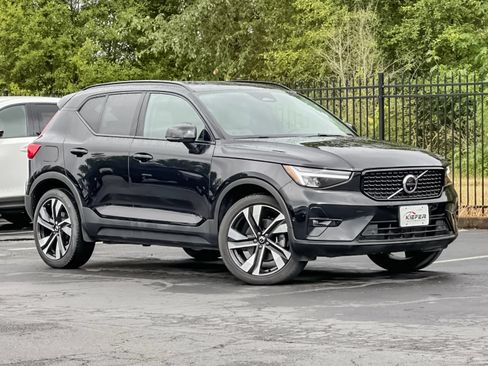 Used 2023 Volvo XC40 B5 Plus w/ Protection Package Premier AWD/4WD image 2