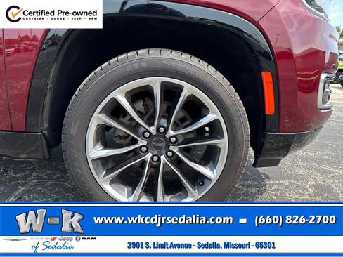 Certified 2022 Jeep Wagoneer Series III w/ Premium Group I AWD/4WD image 5