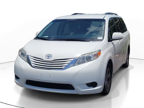 Used 2015 Toyota Sienna LE FWD image 3