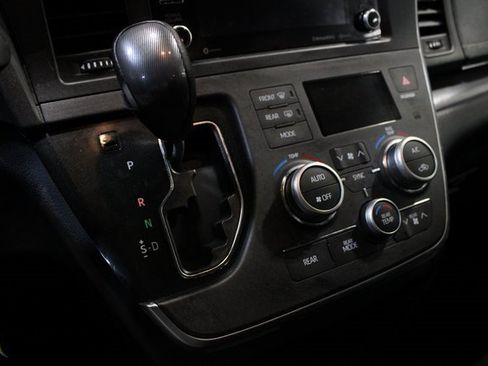 Used 2018 Toyota Sienna SE image 9