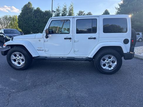 Used 2015 Jeep Wrangler Unlimited Sahara w/ Connectivity Group AWD/4WD image 12