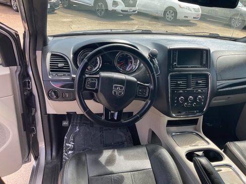 Used 2019 Dodge Grand Caravan SXT image 14
