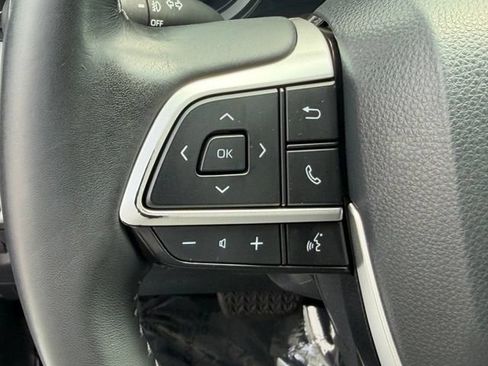 Used 2022 Toyota Highlander LE AWD/4WD image 18