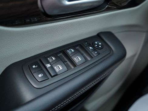 Used 2024 Chrysler Pacifica Limited image 24