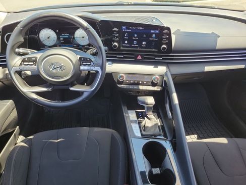 Used 2022 Hyundai Elantra SEL w/ Convenience + Premium Package FWD image 9