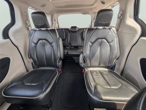 Used 2023 Chrysler Pacifica Limited FWD image 28