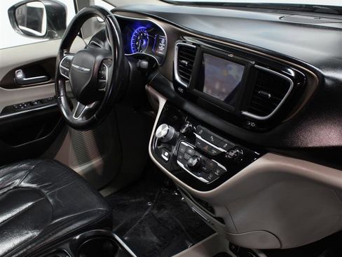Used 2018 Chrysler Pacifica Touring-L FWD image 10