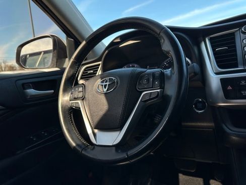 Used 2017 Toyota Highlander Limited image 19