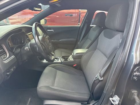 Used 2017 Dodge Charger SE w/ Blacktop Package RWD image 5