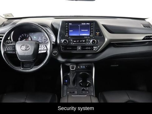 Used 2022 Toyota Highlander XLE FWD image 13