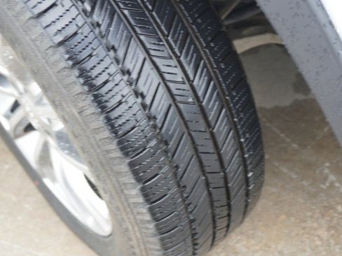 Used 2019 Jeep Cherokee Latitude Plus FWD image 12